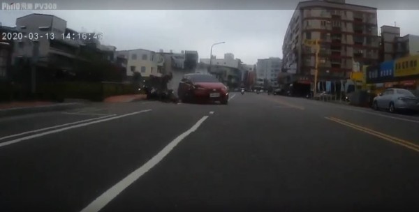 ▲小鴨閃機車　街頭爆走噴射…「飄移+全倒」影片曝光！。（圖／翻攝網路）