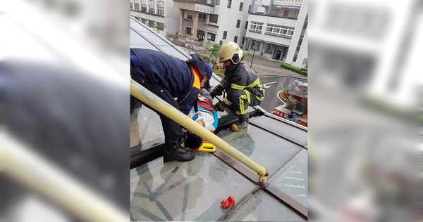 曾男上月才入住雲林縣斗六市養護中心，今日卻因不明原因墜樓，從7樓掉到2樓遮雨棚。（圖／翻攝畫面）