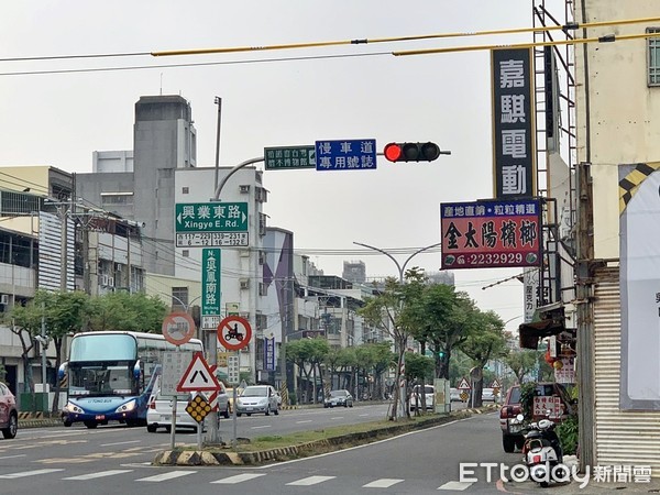 ▲吳鳳/興業路口快慢車道號誌分流 請用路人依車道專用燈號行駛。（圖／記者翁伊森翻攝）