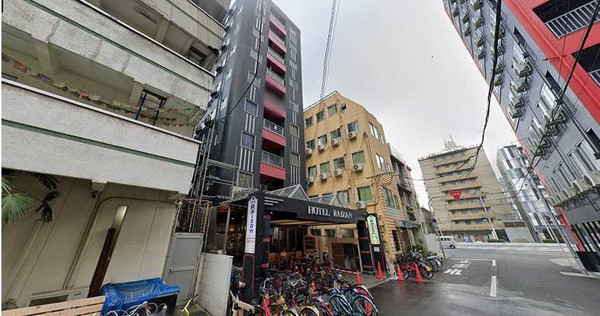 大阪市西成區的「來山商務旅館」因訂價低廉，受到背包客喜愛。（圖／Google Mapa）
