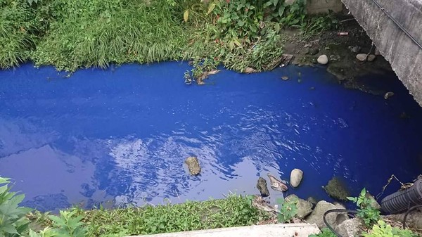 ▲苗栗出現「藍色多瑙河」　知名粉專KUSO：連水溝都藍的…。（圖／翻攝臉書）