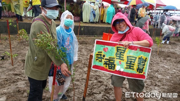 ▲台南星星兒家庭全員到齊，全都做好防護，一同完成永福星星幫植樹護樹18年來最艱難的一次活動。（圖／記者林悅翻攝，下同）