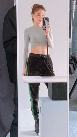 ▲謝金燕「腹肌練成一顆心」。（圖／翻攝自謝金燕Instagram）