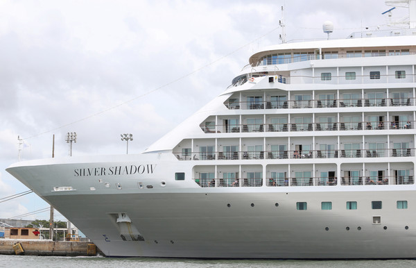 ▲▼  銀幻號郵輪（Silver Shadow）自12日起在巴西勒西菲港（Recife）進行全船隔離。（圖／路透）