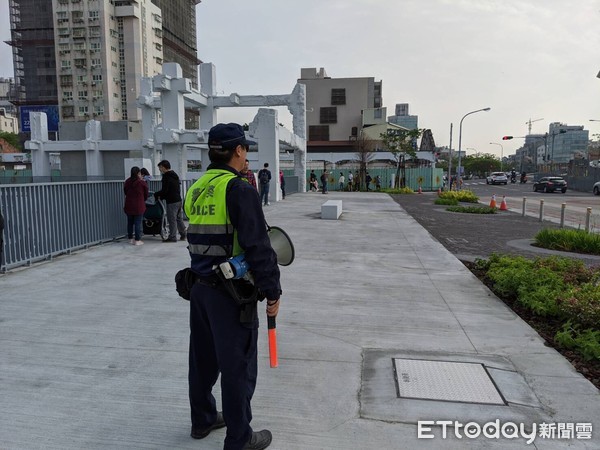 ▲台南市警二分局於河樂廣場加強巡邏整理、疏導，輔以「大聲公」廣播方式勸導、並設置臨時告示牌，提醒市民朋友及遊客，勿在廣場上違停或騎車。（圖／記者林悅翻攝，下同）