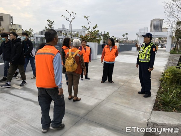 ▲台南市警二分局於河樂廣場加強巡邏整理、疏導，輔以「大聲公」廣播方式勸導、並設置臨時告示牌，提醒市民朋友及遊客，勿在廣場上違停或騎車。（圖／記者林悅翻攝，下同）