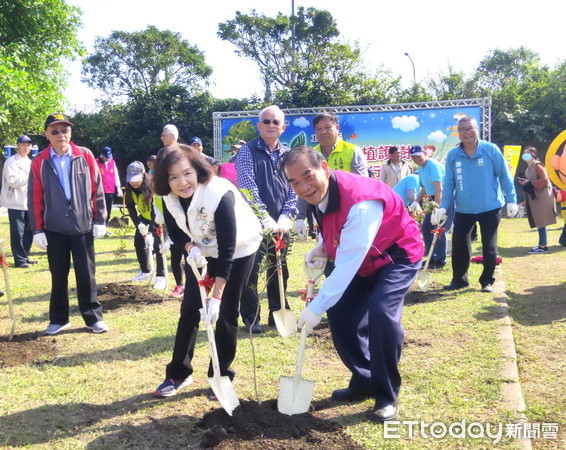 ▲▼五結鄉植護樹暨親子健行活動，呆萌公仔大集合，防疫期間看了就療癒。（圖／記者游芳男翻攝，下同）