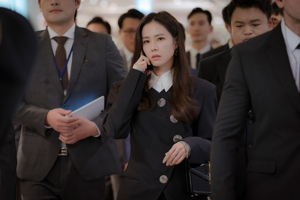 孫藝真在《愛的迫降》飾演韓國女財閥，位於社會階層金字塔的頂端。（Netflix提供）