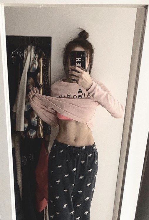 ▲謝金燕「腹肌練成一顆心」。（圖／翻攝自謝金燕Instagram）