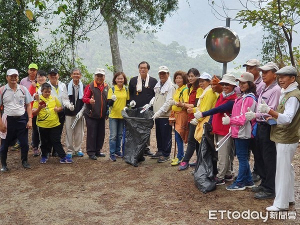 ▲東港安泰醫院榮譽院長蘇清泉參加救國團屏東縣團委會與高樹鄉公所舉辦尾寮山淨山健行及花卉促銷活動，覺得很有意義             。（圖／記者陳崑福翻攝）