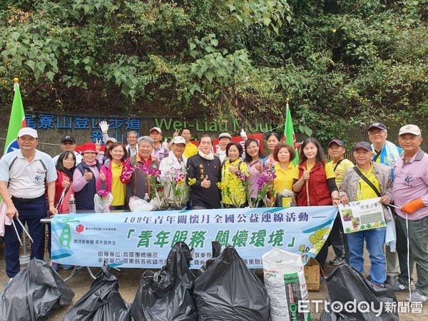 ▲東港安泰醫院榮譽院長蘇清泉參加救國團屏東縣團委會與高樹鄉公所舉辦尾寮山淨山健行及花卉促銷活動，覺得很有意義             。（圖／記者陳崑福翻攝）