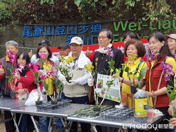 ▲東港安泰醫院榮譽院長蘇清泉參加救國團屏東縣團委會與高樹鄉公所舉辦尾寮山淨山健行及花卉促銷活動，覺得很有意義             。（圖／記者陳崑福翻攝）