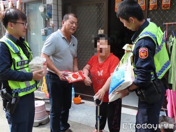 ▲屏東縣里港警分局高樹分駐所員警結合民間力量，幫助轄區弱勢家庭，讓住戶感到窩心            。（圖／記者陳崑福翻攝）