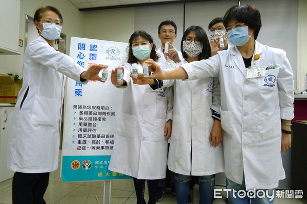 ▲加入台南市藥師公會的各大醫院藥師，都很高興收到台南藥師公會送給他們的隨身瓶乾洗手。（圖／記者林悅翻攝，下同）