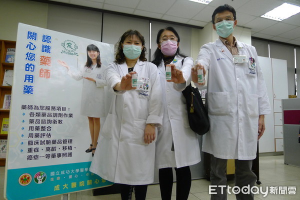 ▲加入台南市藥師公會的各大醫院藥師，都很高興收到台南藥師公會送給他們的隨身瓶乾洗手。（圖／記者林悅翻攝，下同）