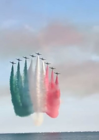 ▲義大利空軍表演。（圖／翻攝自Youtube）