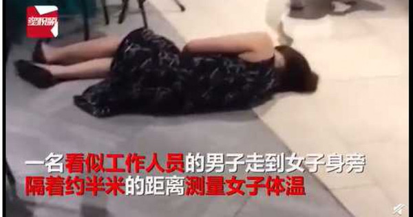 新加坡一名女子在商場暈倒卻沒人上前攙扶。（圖／翻攝自微博）