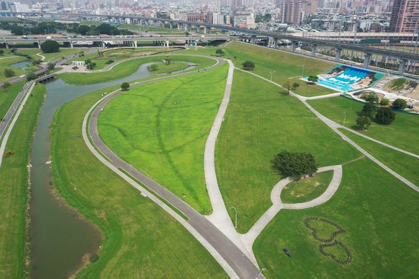 ▲新北大都會公園「百日草花海」預計4月中下旬全面盛開。（圖／高管處提供）