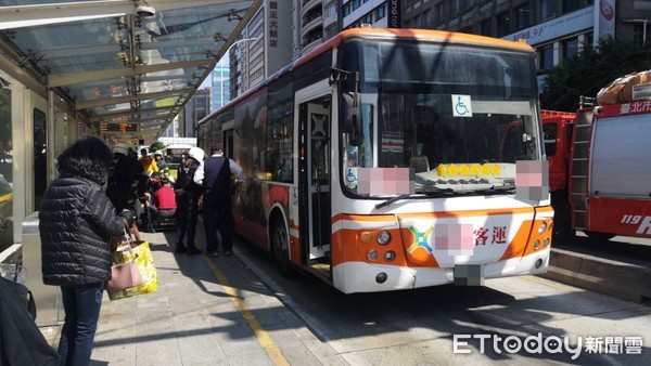 ▲台北市南京東路林森北路口，公車專用道候車亭突然有一名老人跌倒卡在右後輪旁。（圖／記者黃彥傑攝）