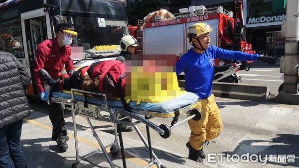 ▲台北市南京東路林森北路口，公車專用道候車亭突然有一名老人跌倒卡在右後輪旁。（圖／記者黃彥傑攝）