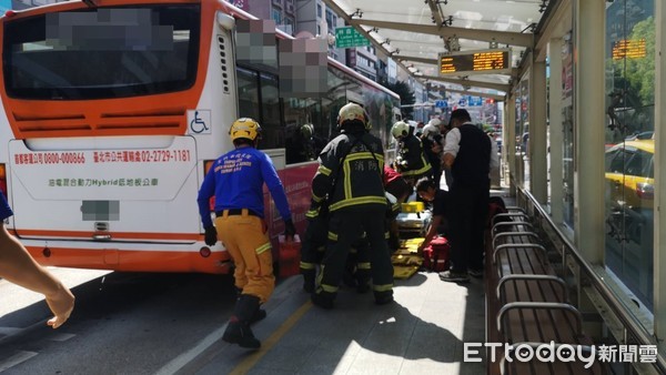 ▲台北市南京東路林森北路口，公車專用道候車亭突然有一名老人跌倒卡在右後輪旁。（圖／記者黃彥傑攝）