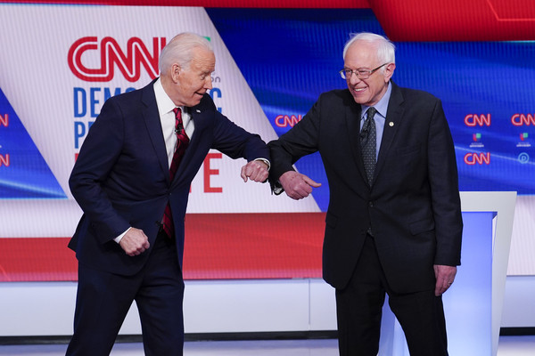 ▲拜登（左）與桑德斯（右）15日在民主黨總統提名電視辯論會以前碰手肘打招呼。（圖／達志影像／美聯社）