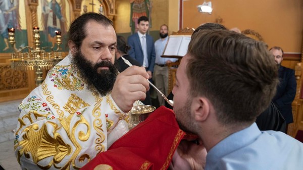 上百信徒「共用銀湯匙」喝聖杯酒　澳洲東正教：這是基督的身體和鮮血