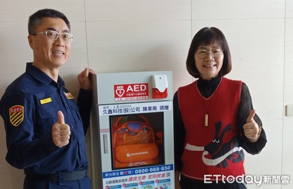 ▲久鑫科技負責人陳章南先生，捐贈1台AED（自動體外心臟電擊去顫器）給台南市警交通警察大隊，由大隊長翁誌宏代表接受。（圖／記者林悅翻攝）