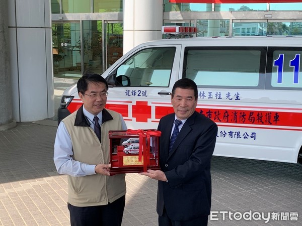 ▲龍鋒企業林玉柱董事長，損贈第2部救護車給台南市消防局，由市長黃偉哲代表接受。（圖／記者林悅翻攝，下同）