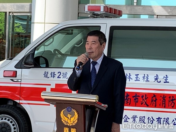 ▲龍鋒企業林玉柱董事長，損贈第2部救護車給台南市消防局，由市長黃偉哲代表接受。（圖／記者林悅翻攝，下同）