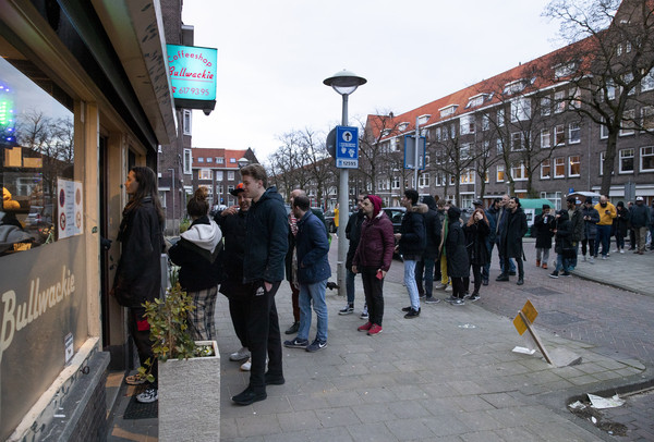 ▲荷蘭阿姆斯特丹一間咖啡店前面滿滿人潮等著購買大麻。（圖／達志影像／美聯社）