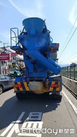 ▲▼鶯歌一輛水泥車輾爆同向的機車女騎士頭顱。（圖／記者陳豐德翻攝）