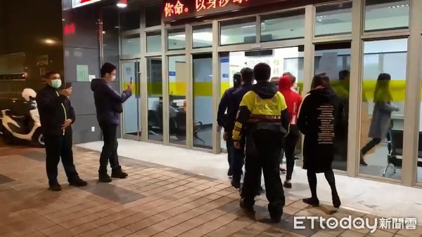 ▲色情養生館開在萬華警分局對面相當囂張，警方日前行動逮捕4名提供半套性交易的長腿辣妹。（圖／記者張君豪翻攝）