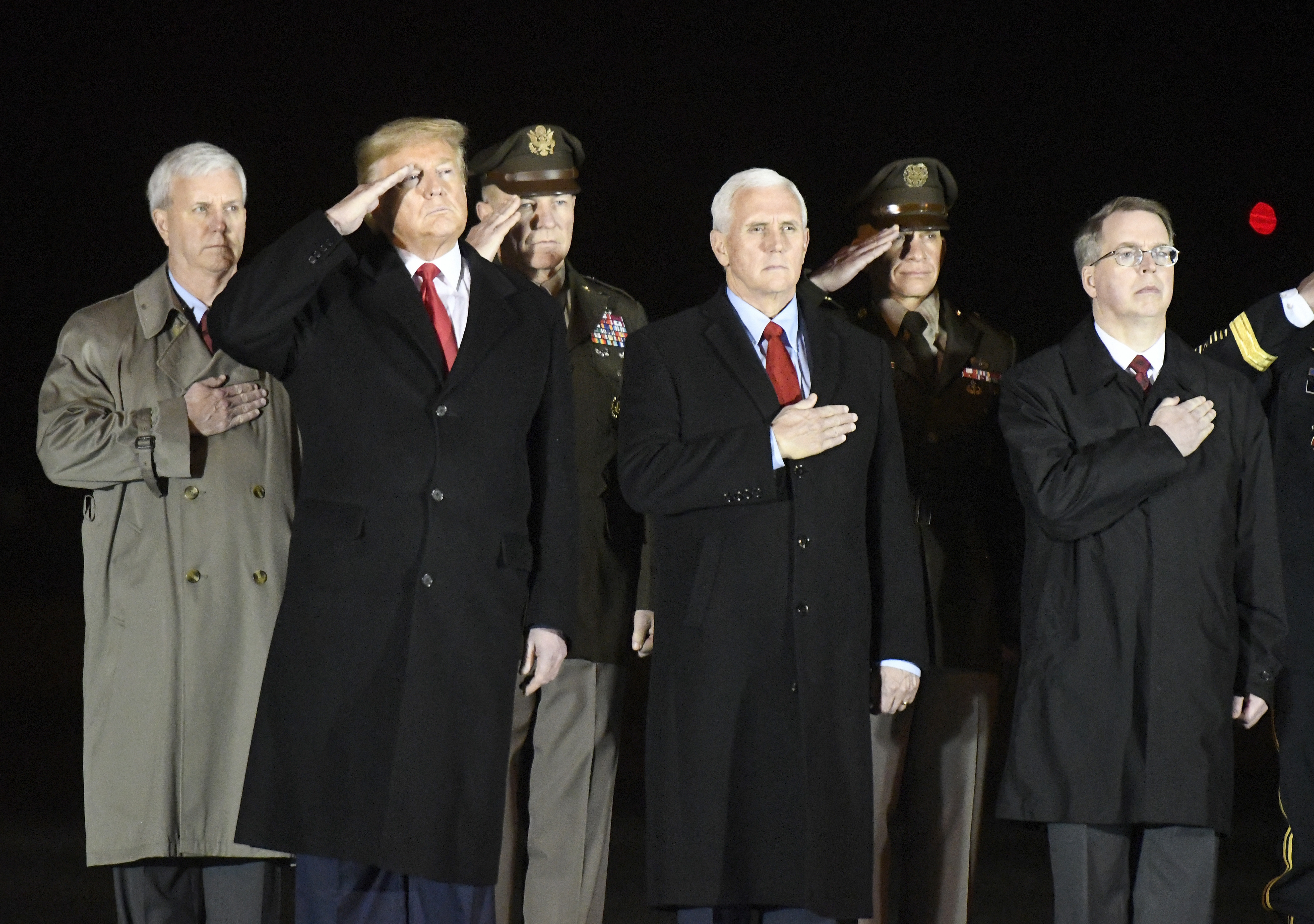 ▲▼前排左起川普、副總統彭斯，以及國防部副部長諾奎斯特（David Norquist）。（圖／達志影像／美聯社）