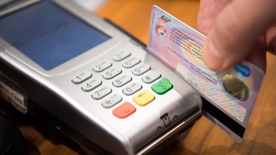 「刷卡」、「嗶卡」英文用法大不同！swipe、tap能分刷或輕觸刷卡機
