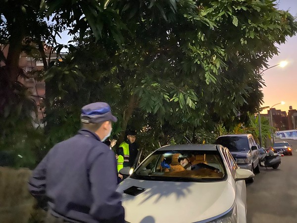 ▲網友反映台北市內溝溪樂活公園旁有破窗竊賊出沒呼籲民眾小心停車。（翻攝臉書）