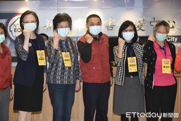 ▲▼新北第24次防疫應變會議上，退休護理人員成立護理防疫隊，並由市長侯友宜親自授證。（圖／記者湯興漢攝）
