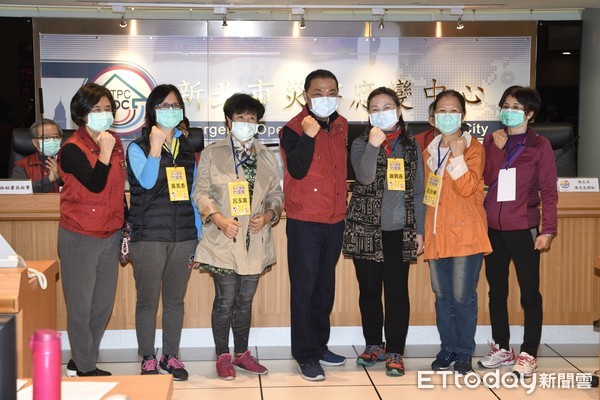 ▲▼新北第24次防疫應變會議上，退休護理人員成立護理防疫隊，並由市長侯友宜親自授證。（圖／記者湯興漢攝）