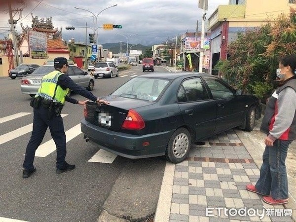 ▲屏東縣枋寮警分局楓港派出所所長洪峻雄、警員張守逸協助推車             。（圖／記者陳崑福翻攝）