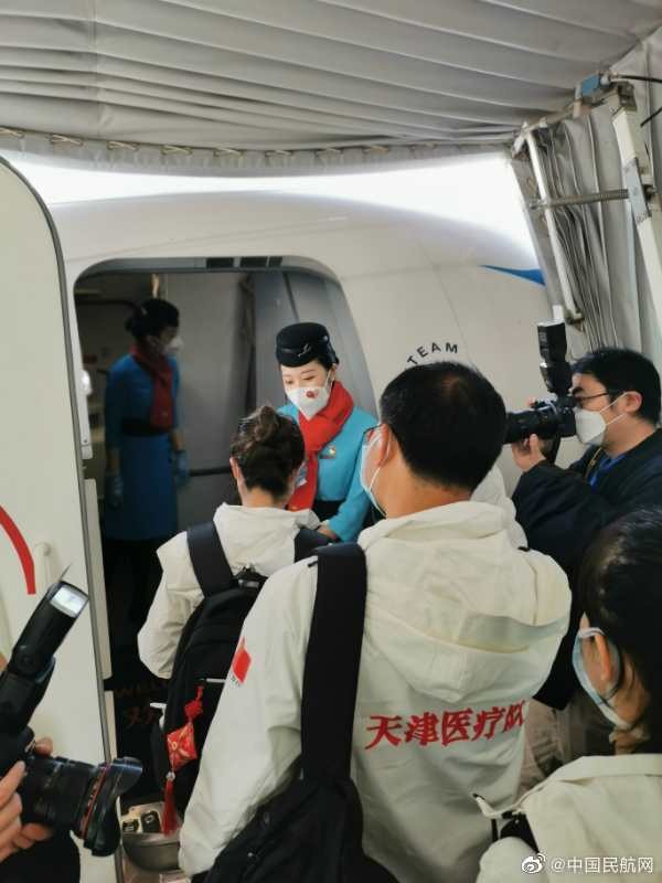 ▲天津醫療隊搭乘廈航專機回家。（圖／翻攝澎湃新聞）
