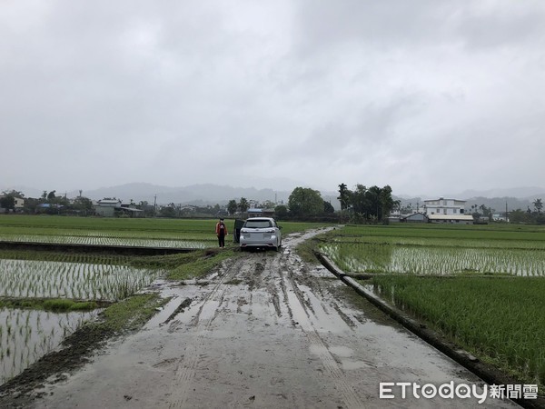 ▲▼社工駕車不慎卡在爛泥裡動彈不得，員警趕來協助並幫忙推車到安全路徑。（圖／玉里警分局提供，下同）