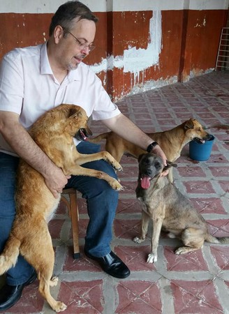 神父帶狗狗一起禮拜。（圖／翻攝自臉書PadreJoao Paulo Araujo Gomes）