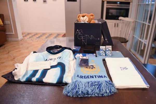 ▲盧澍收到阿根廷足協的官方大禮包。（圖／翻攝新華網）
