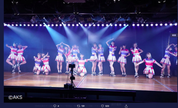 AKB48的劇場公演，村山Team A「手牽手」。（翻攝自AKB48官方推特）
