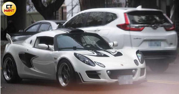 阮經天開著BMW 320i M Sport外出採買，返家後又換開蓮花跑車Lotus Exige Cup 260出門。（圖／本刊攝影組）