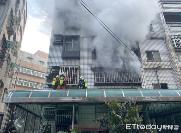 ▲桃園市龜山區文東五街民宅清晨發生火警，消防人員設法搶救受困住戶。（圖／記者沈繼昌翻攝）