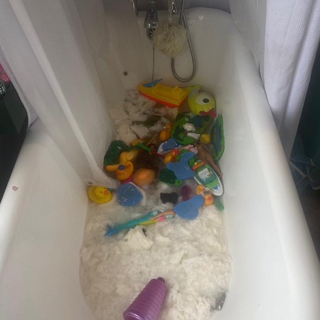 超心痛！媽媽買的18包衛生紙　全被小孩丟到浴缸「爛成米白色紙漿」。（圖／翻攝自Twitter／Ed Cumming）
