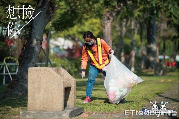 ▲就是要耍浪漫!  嘉市環保局清潔隊化身城市街道情人。（圖／記者翁伊森翻攝）