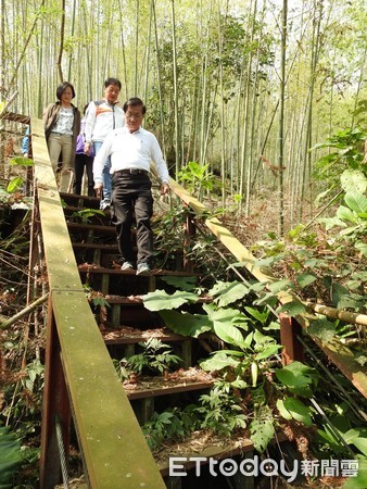 ▲▼南投縣長林明溱在地方人士陪同下，實地會勘和雅遊憩區鶴山步道現況。（圖，南投縣政府提供，以下同)