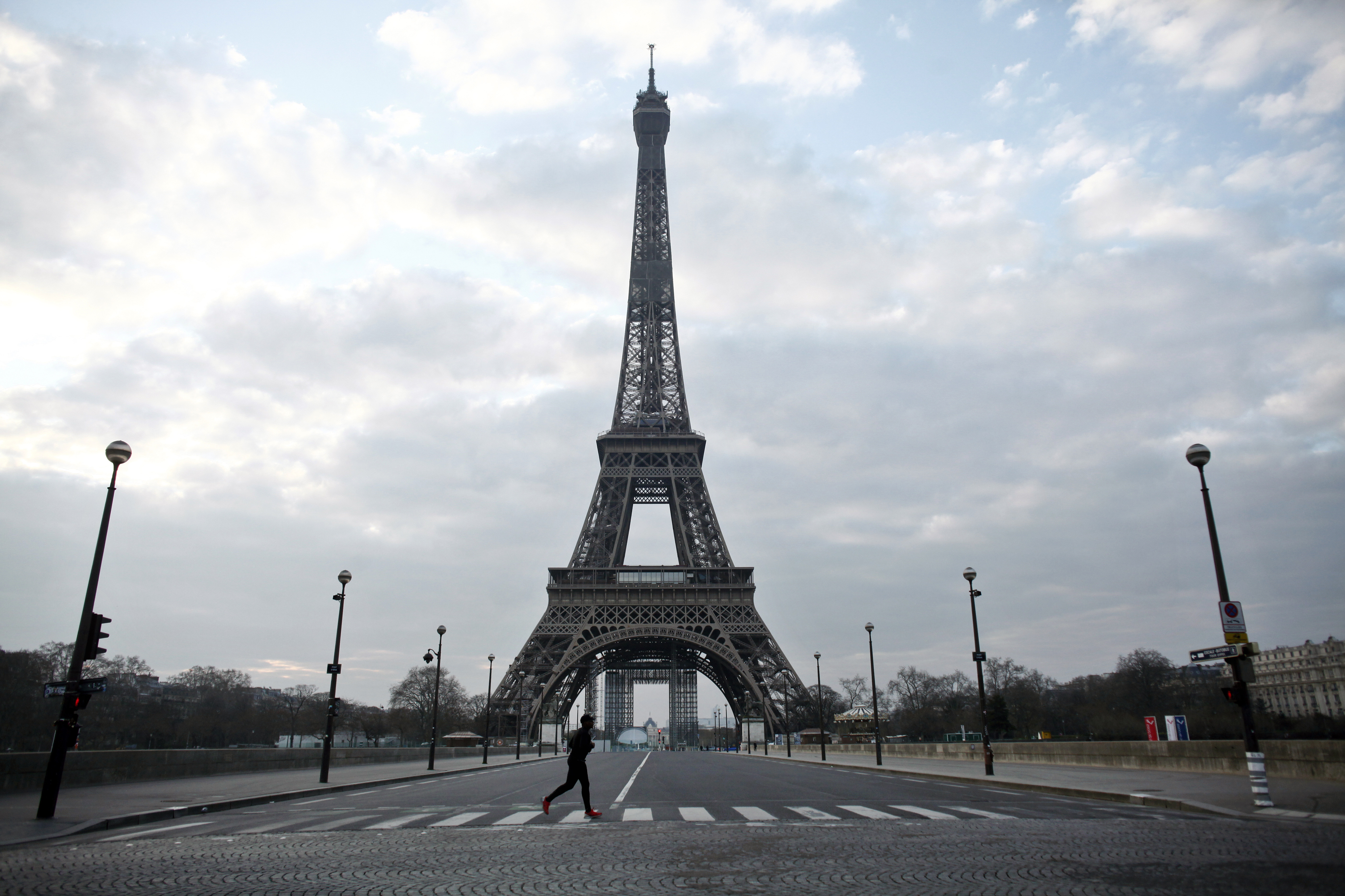 ▲法國政府宣布「封城」15天。圖為巴黎艾菲爾鐵塔前一片空蕩蕩，恍如鬼域。(圖／達志影像／美聯社）